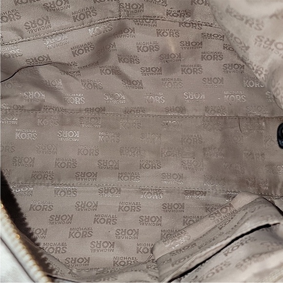 EUC Michael Kors Aria Studded Zip crossbody/shoulder strap corner piping missing - Picture 8 of 11